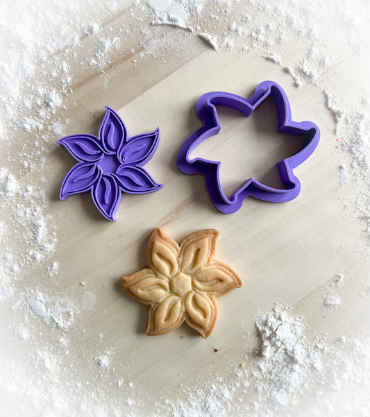 677* Lily cookie cutter